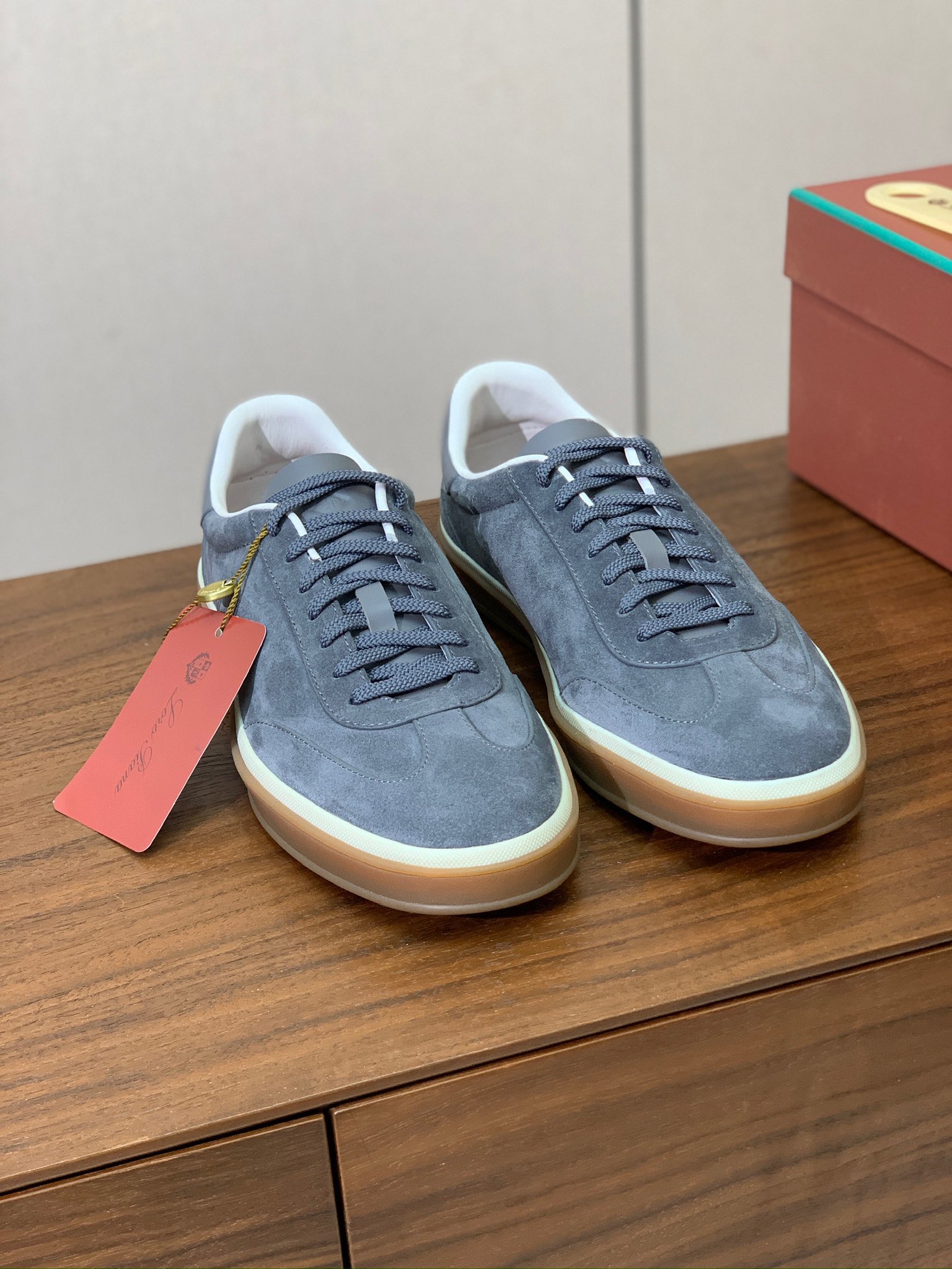 【Loro Piana】男款德训鞋。简约时尚，鞋面采用牛反绒，羊皮内里及垫脚。进口耐磨橡胶成型底。码数：