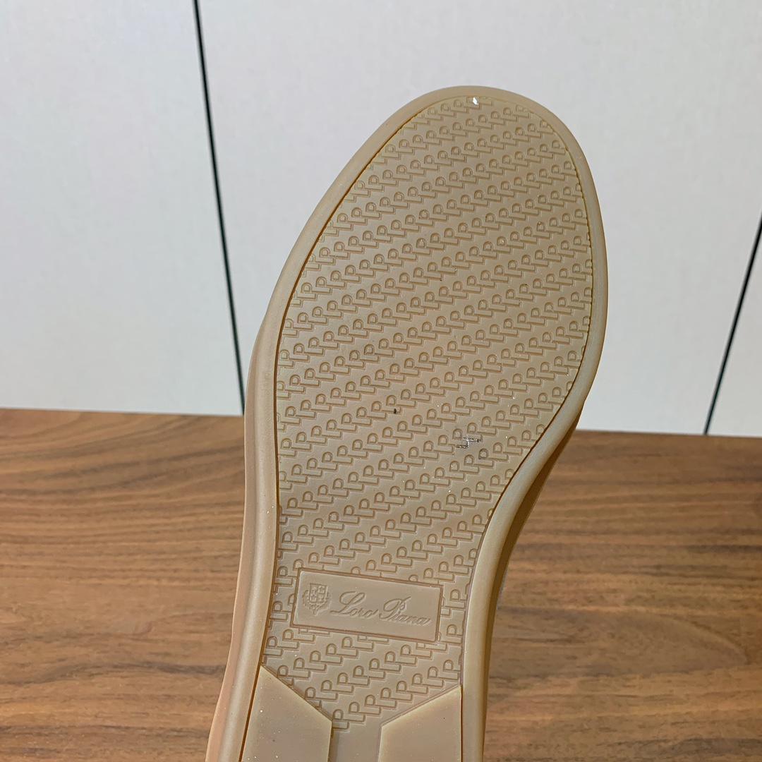 【Loro Piana】男款德训鞋。简约时尚，鞋面采用牛反绒，羊皮内里及垫脚。进口耐磨橡胶成型底。码数：