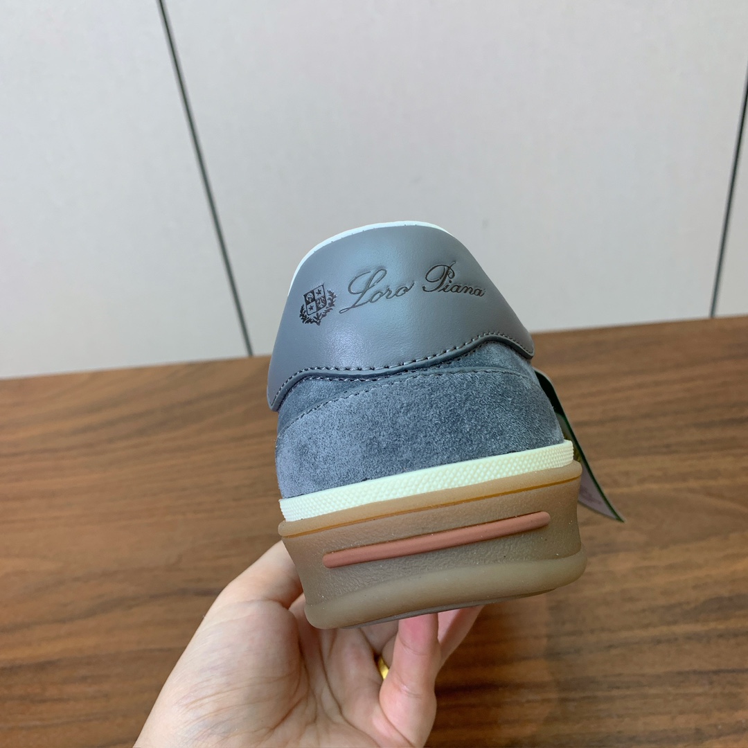 【Loro Piana】男款德训鞋。简约时尚，鞋面采用牛反绒，羊皮内里及垫脚。进口耐磨橡胶成型底。码数：