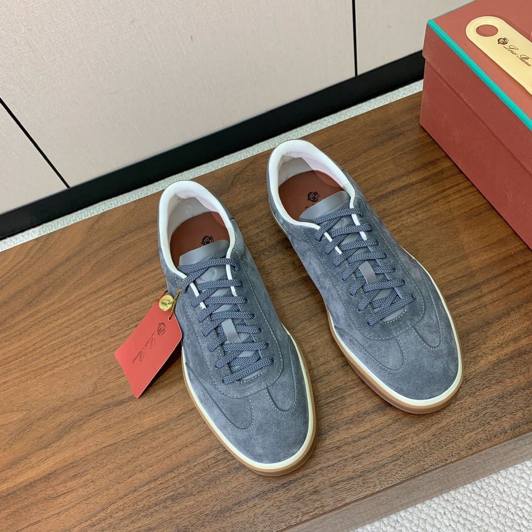 【Loro Piana】男款德训鞋。简约时尚，鞋面采用牛反绒，羊皮内里及垫脚。进口耐磨橡胶成型底。码数：