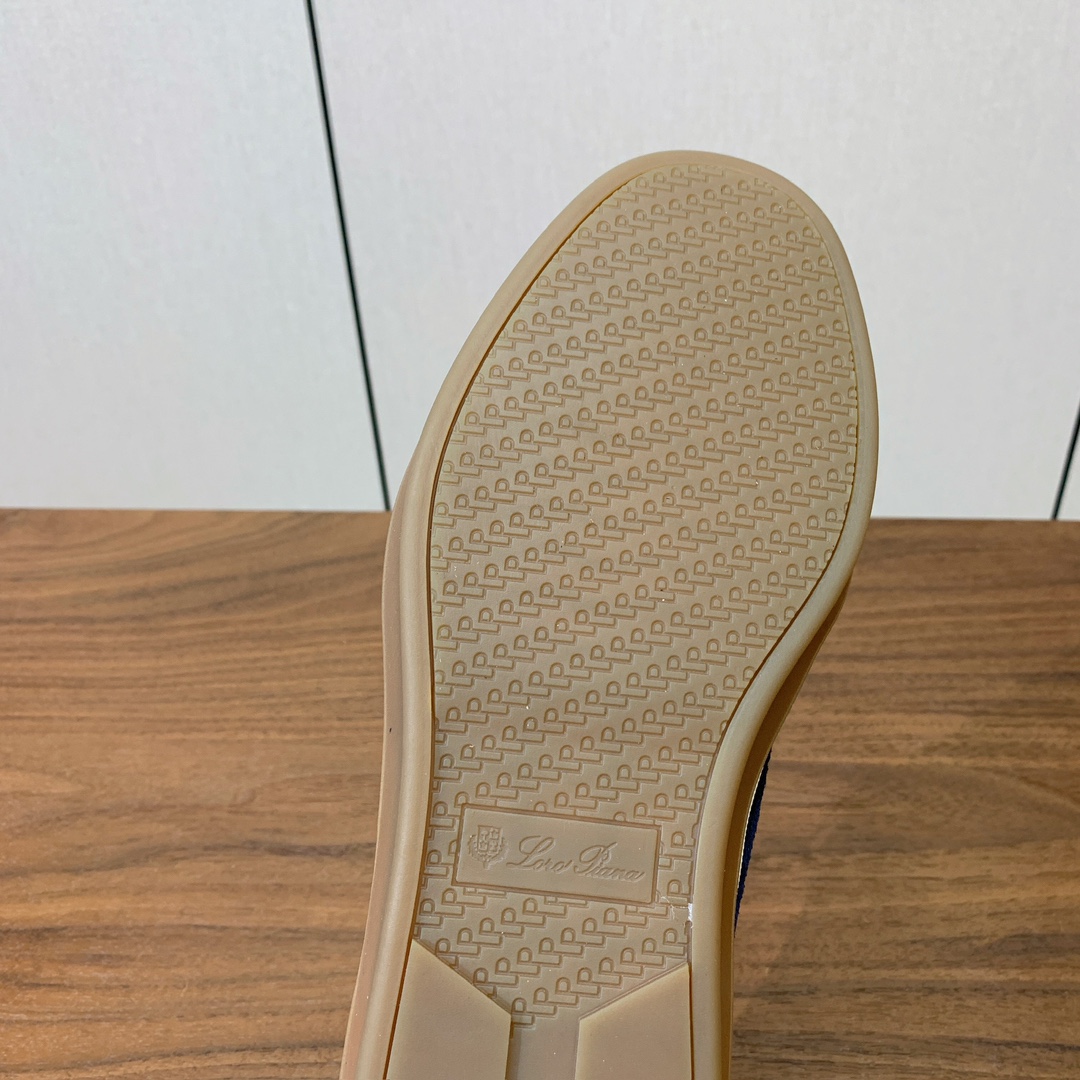 【Loro Piana】男款德训鞋。简约时尚，鞋面采用牛反绒，羊皮内里及垫脚。进口耐磨橡胶成型底。码数：