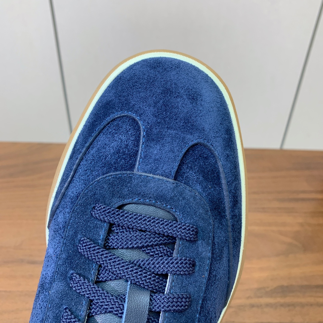 【Loro Piana】男款德训鞋。简约时尚，鞋面采用牛反绒，羊皮内里及垫脚。进口耐磨橡胶成型底。码数：