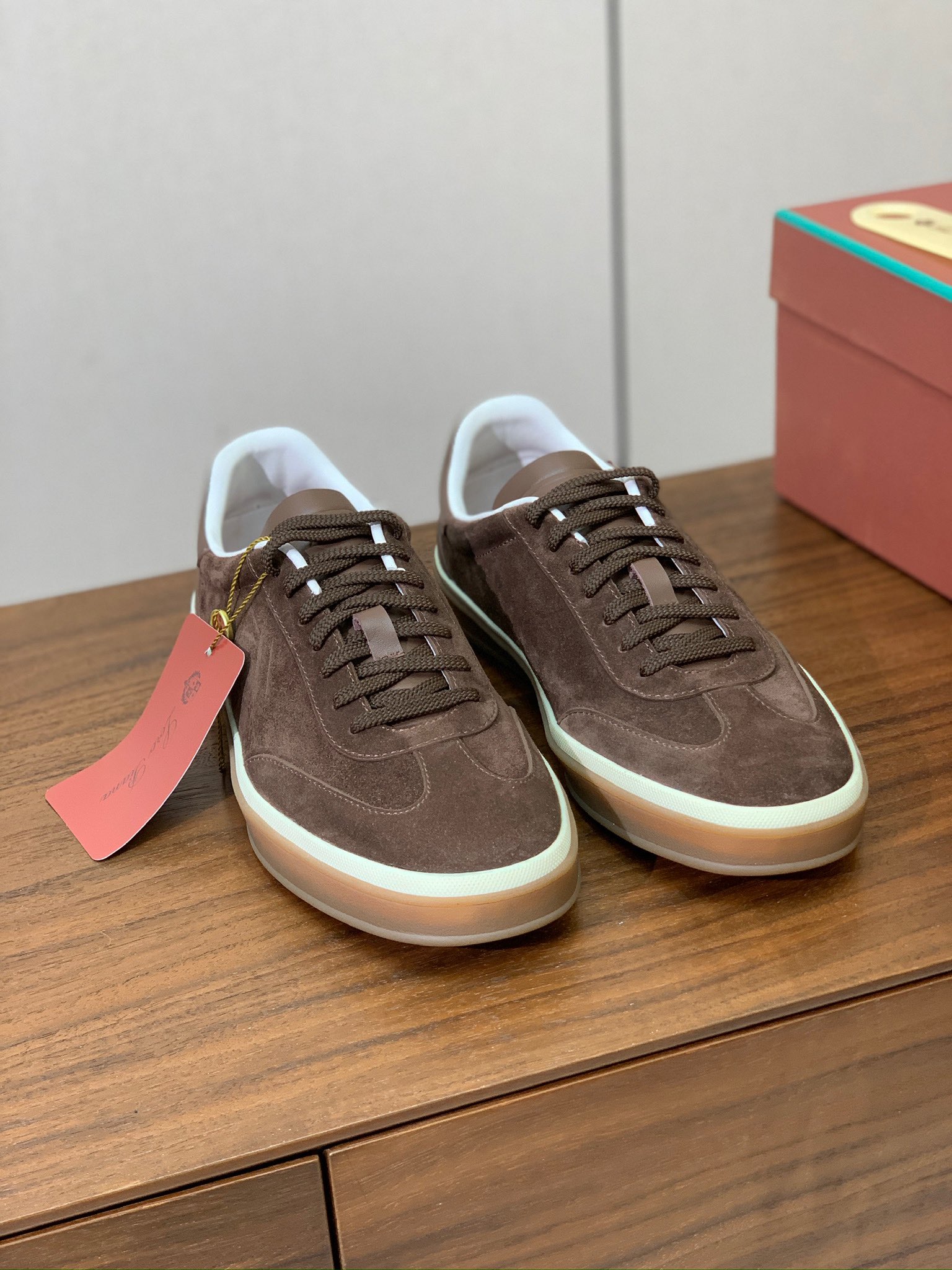 【Loro Piana】男款德训鞋。简约时尚，鞋面采用牛反绒，羊皮内里及垫脚。进口耐磨橡胶成型底。码数：