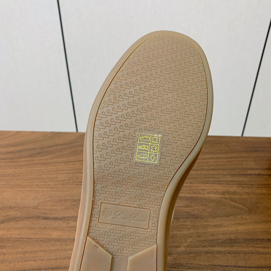 【Loro Piana】男款德训鞋。简约时尚，鞋面采用牛反绒，羊皮内里及垫脚。进口耐磨橡胶成型底。码数：