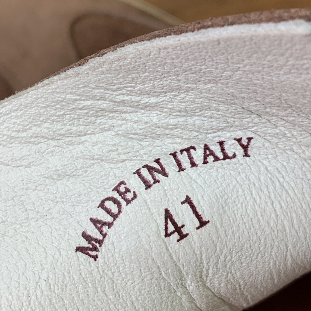 【Loro Piana】男款德训鞋。简约时尚，鞋面采用牛反绒，羊皮内里及垫脚。进口耐磨橡胶成型底。码数：