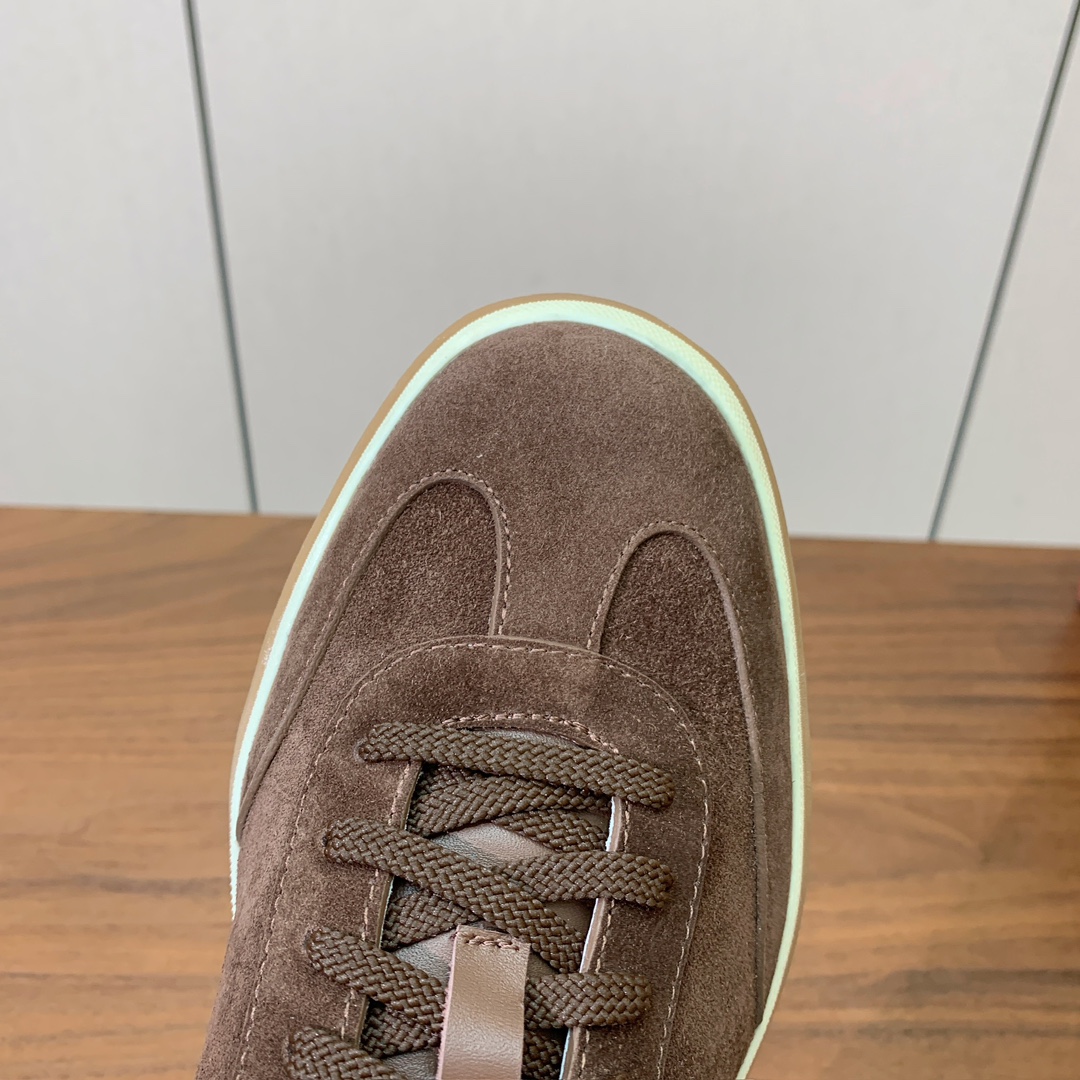 【Loro Piana】男款德训鞋。简约时尚，鞋面采用牛反绒，羊皮内里及垫脚。进口耐磨橡胶成型底。码数：