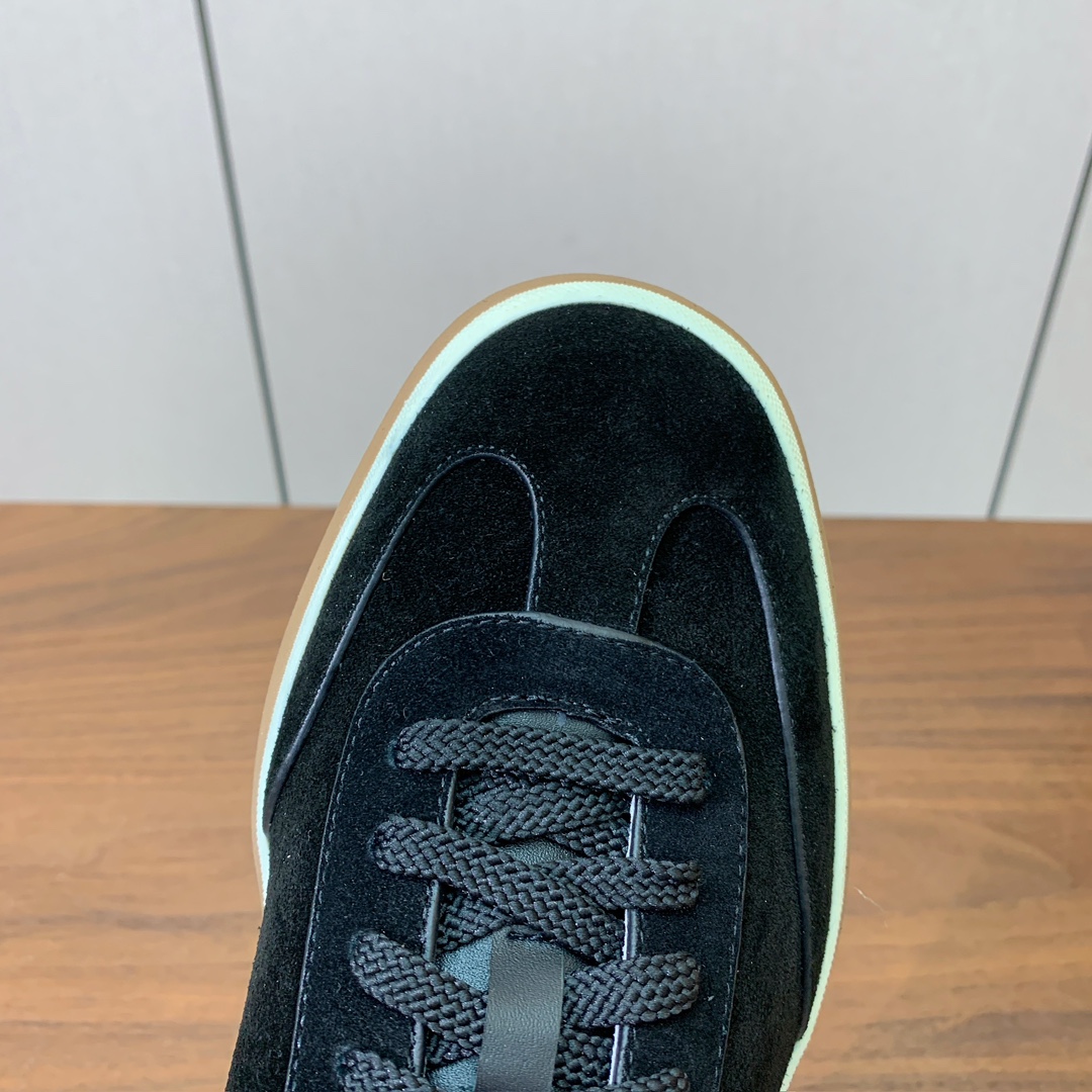 【Loro Piana】男款德训鞋。简约时尚，鞋面采用牛反绒，羊皮内里及垫脚。进口耐磨橡胶成型底。码数：