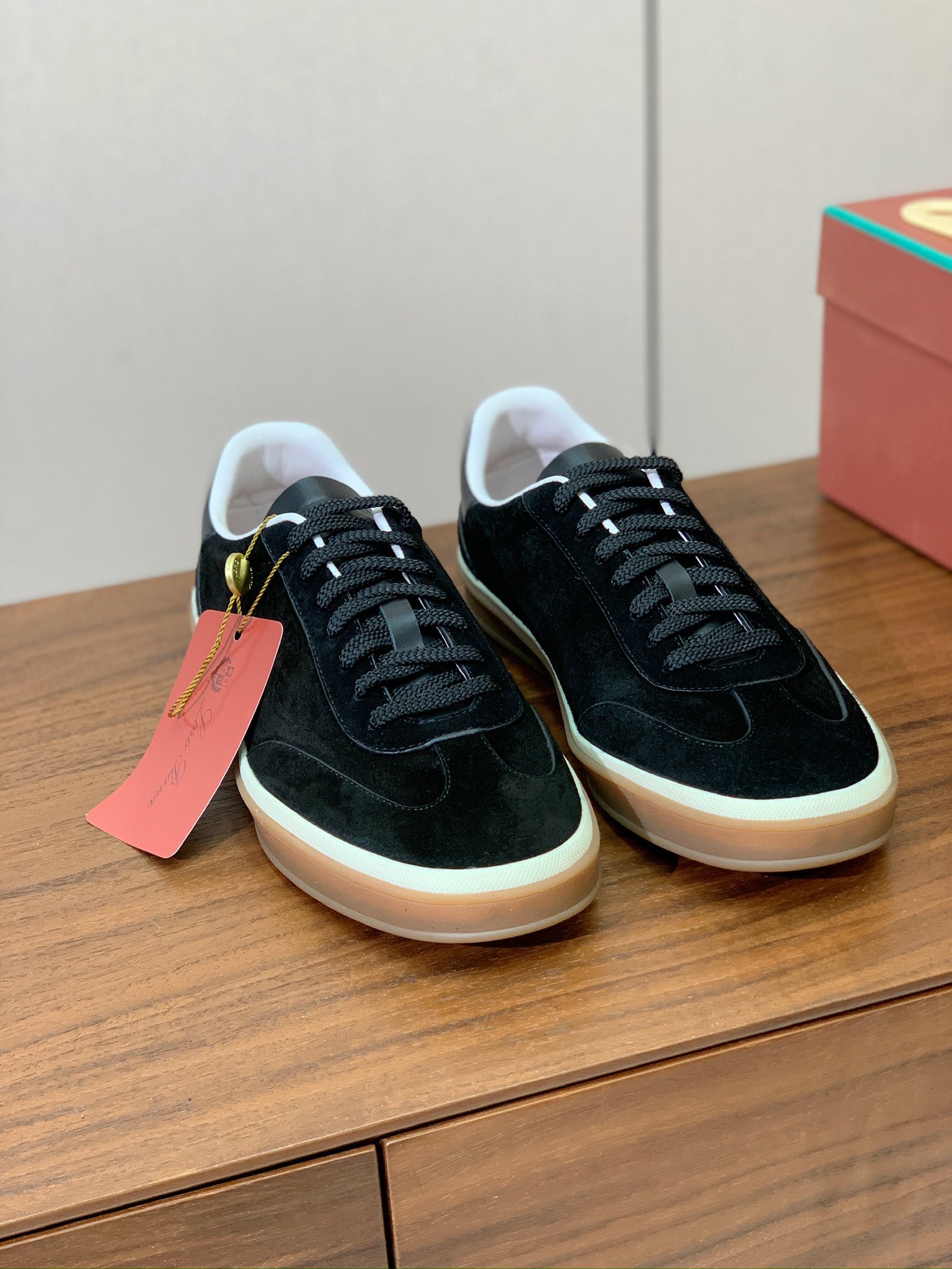 【Loro Piana】男款德训鞋。简约时尚，鞋面采用牛反绒，羊皮内里及垫脚。进口耐磨橡胶成型底。码数：