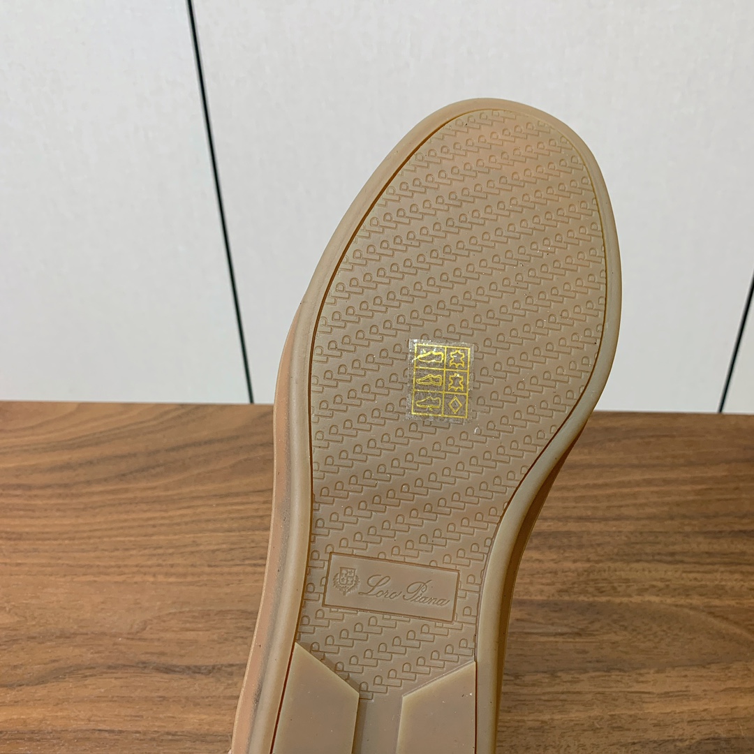 【Loro Piana】男款德训鞋。简约时尚，鞋面采用牛反绒，羊皮内里及垫脚。进口耐磨橡胶成型底。码数：
