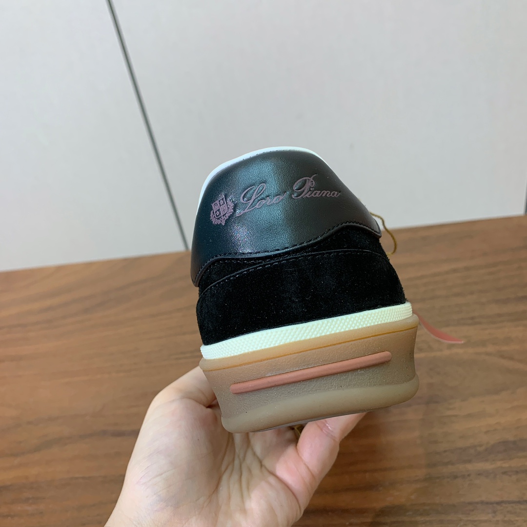 【Loro Piana】男款德训鞋。简约时尚，鞋面采用牛反绒，羊皮内里及垫脚。进口耐磨橡胶成型底。码数：