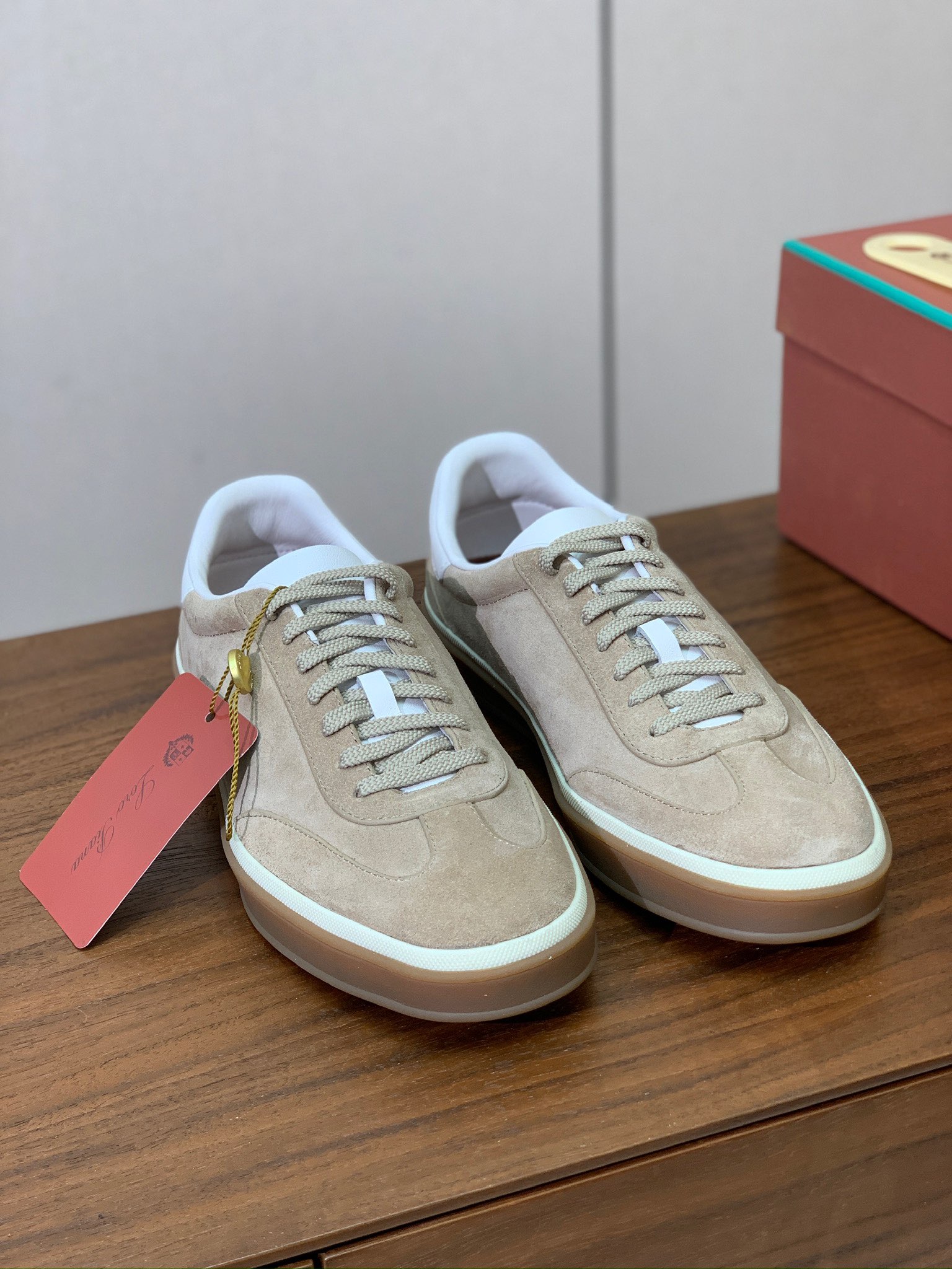 【Loro Piana】男款德训鞋。简约时尚，鞋面采用牛反绒，羊皮内里及垫脚。进口耐磨橡胶成型底。码数：