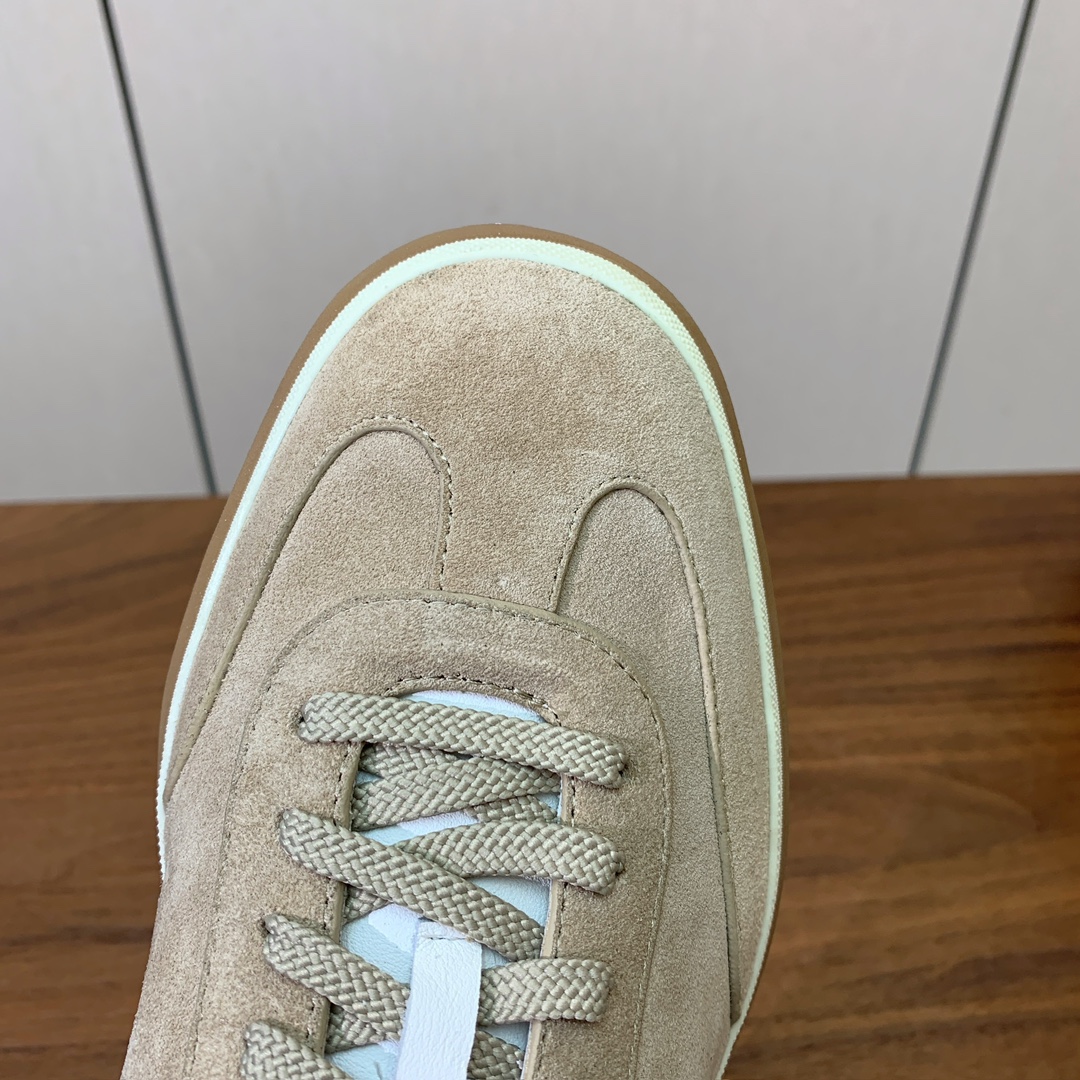 【Loro Piana】男款德训鞋。简约时尚，鞋面采用牛反绒，羊皮内里及垫脚。进口耐磨橡胶成型底。码数：