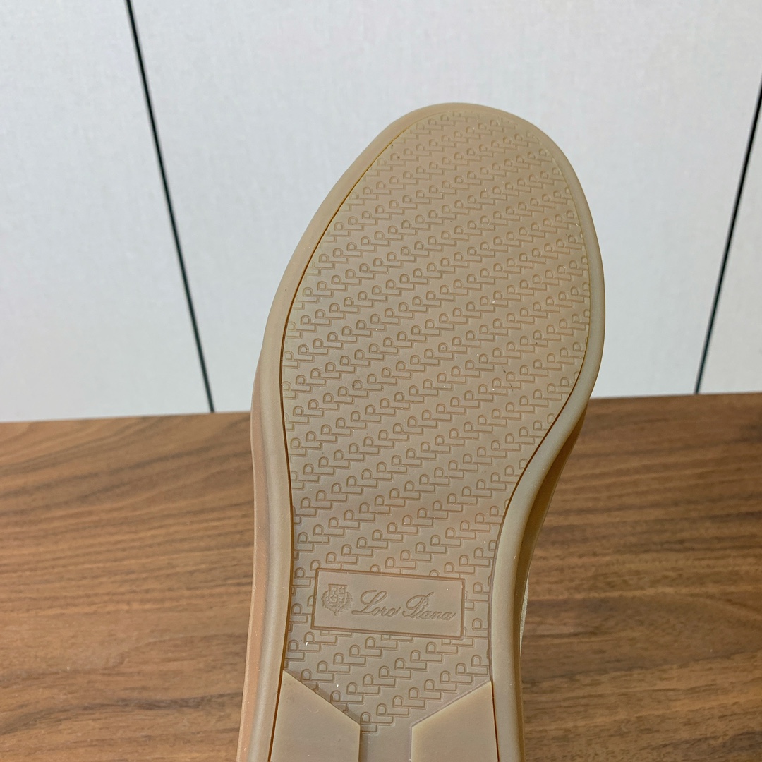 【Loro Piana】男款德训鞋。简约时尚，鞋面采用牛反绒，羊皮内里及垫脚。进口耐磨橡胶成型底。码数：