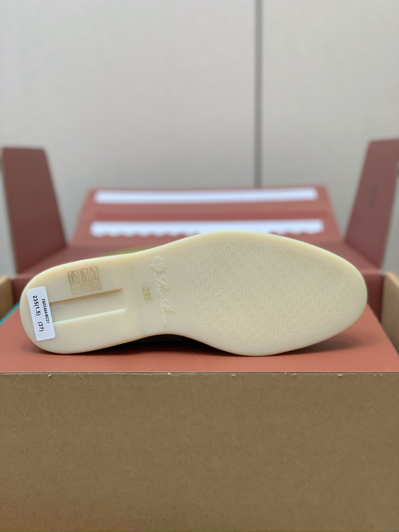 【Loro Piana】顶级版本羊毛里乐福鞋，原版一比一。品牌低调奢华柔软一贯纯色简约的设计风格。皮质柔