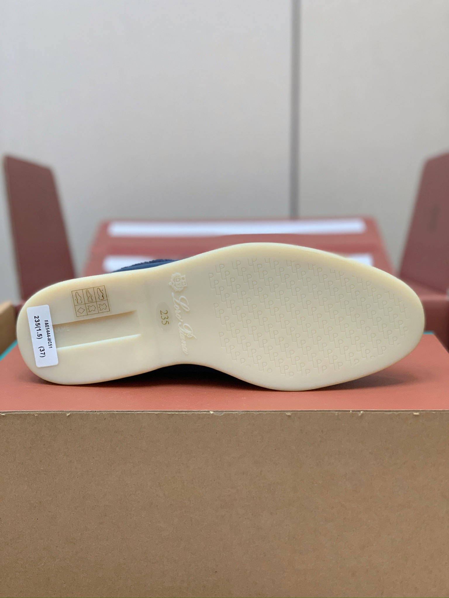 【Loro Piana】顶级版本羊毛里乐福鞋，原版一比一。品牌低调奢华柔软一贯纯色简约的设计风格。皮质柔