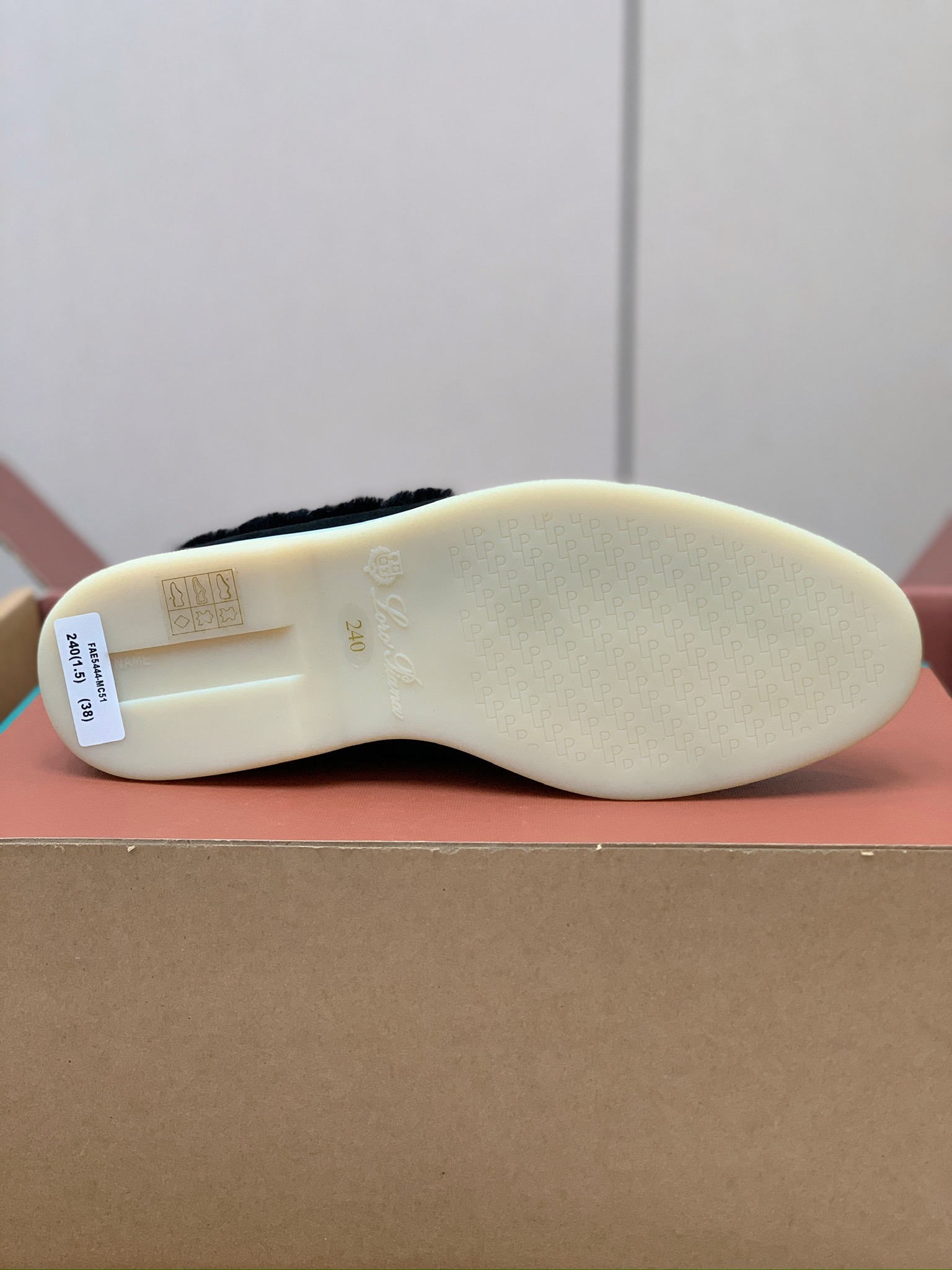 【Loro Piana】顶级版本羊毛里乐福鞋，原版一比一。品牌低调奢华柔软一贯纯色简约的设计风格。皮质柔