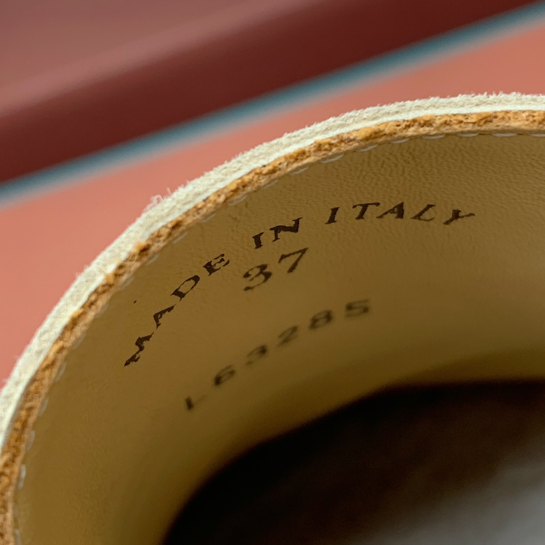 【Loro Piana】顶级版本羊毛里乐福鞋，原版一比一。品牌低调奢华柔软一贯纯色简约的设计风格。皮质柔