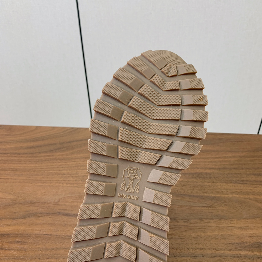 【Brunell* Cucinell*】羊毛里休闲运动鞋。鞋面采用进口牛绒，羊毛内里，原版开模大底！上脚