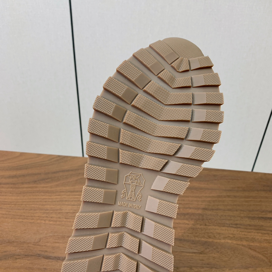 【Brunell* Cucinell*】羊毛里休闲运动鞋。鞋面采用进口牛绒，羊毛内里，原版开模大底！上脚