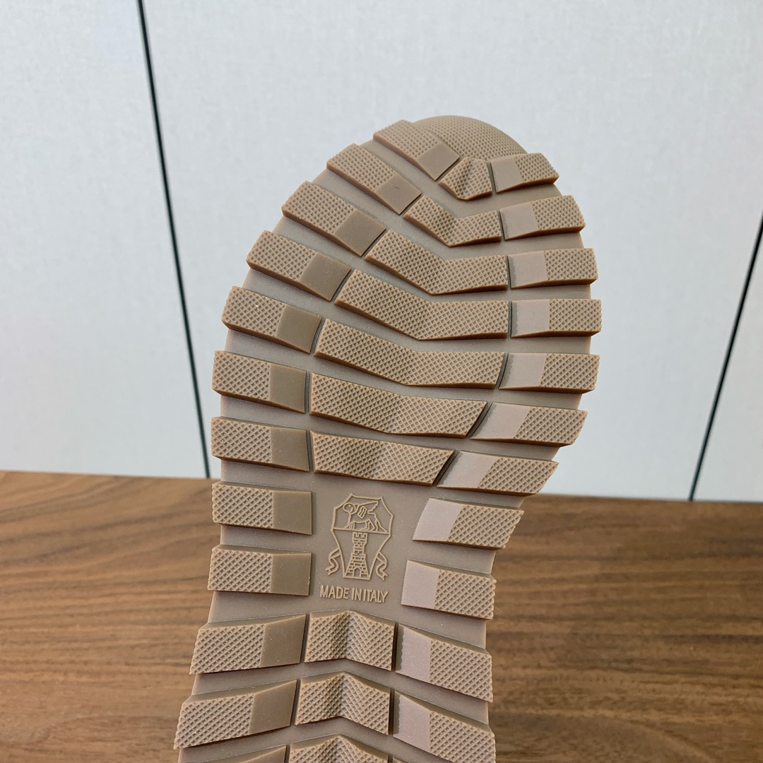 【Brunell* Cucinell*】羊毛里休闲运动鞋。鞋面采用进口牛绒，羊毛内里，原版开模大底！上脚