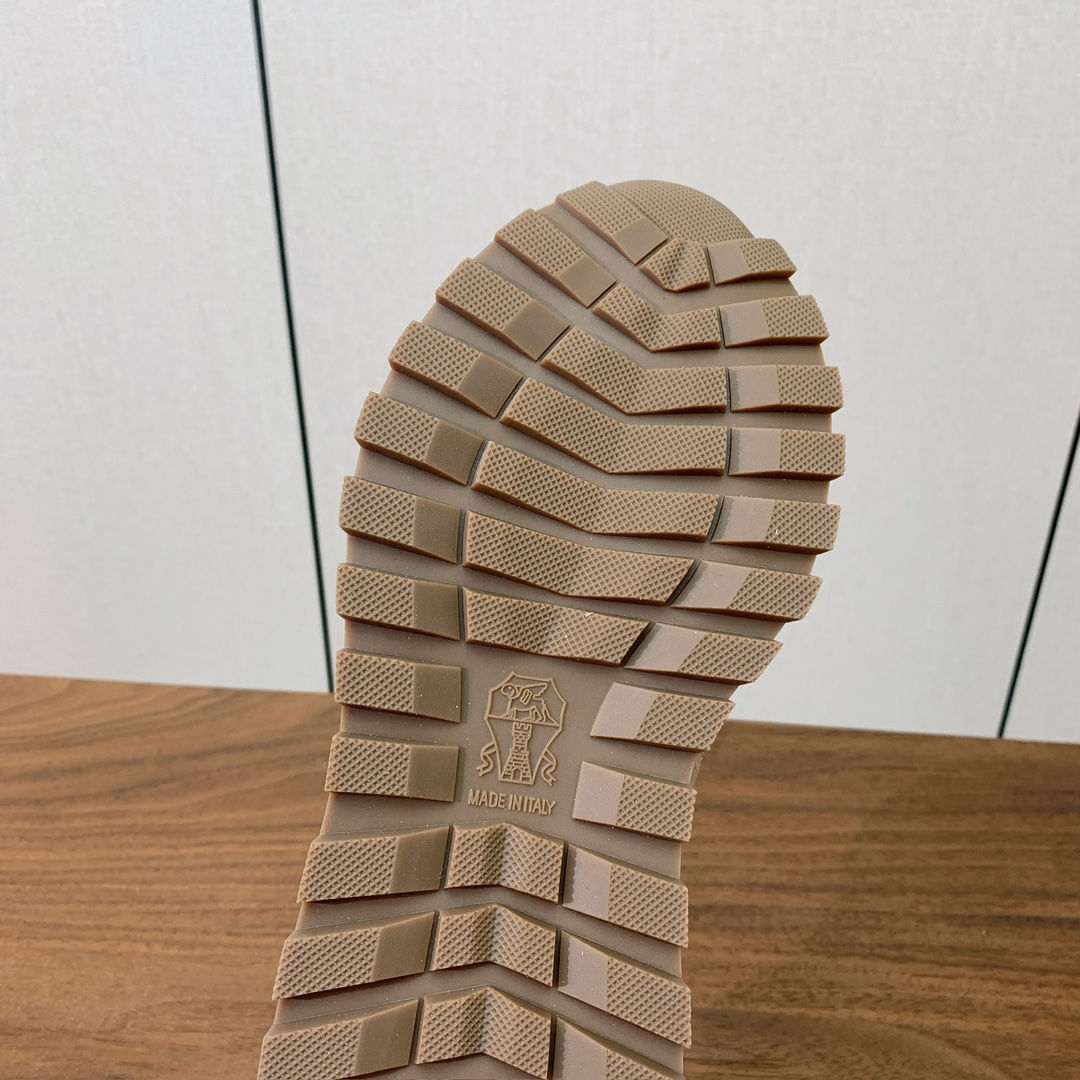 【Brunell* Cucinell*】羊毛里休闲运动鞋。鞋面采用进口牛绒，羊毛内里，原版开模大底！上脚