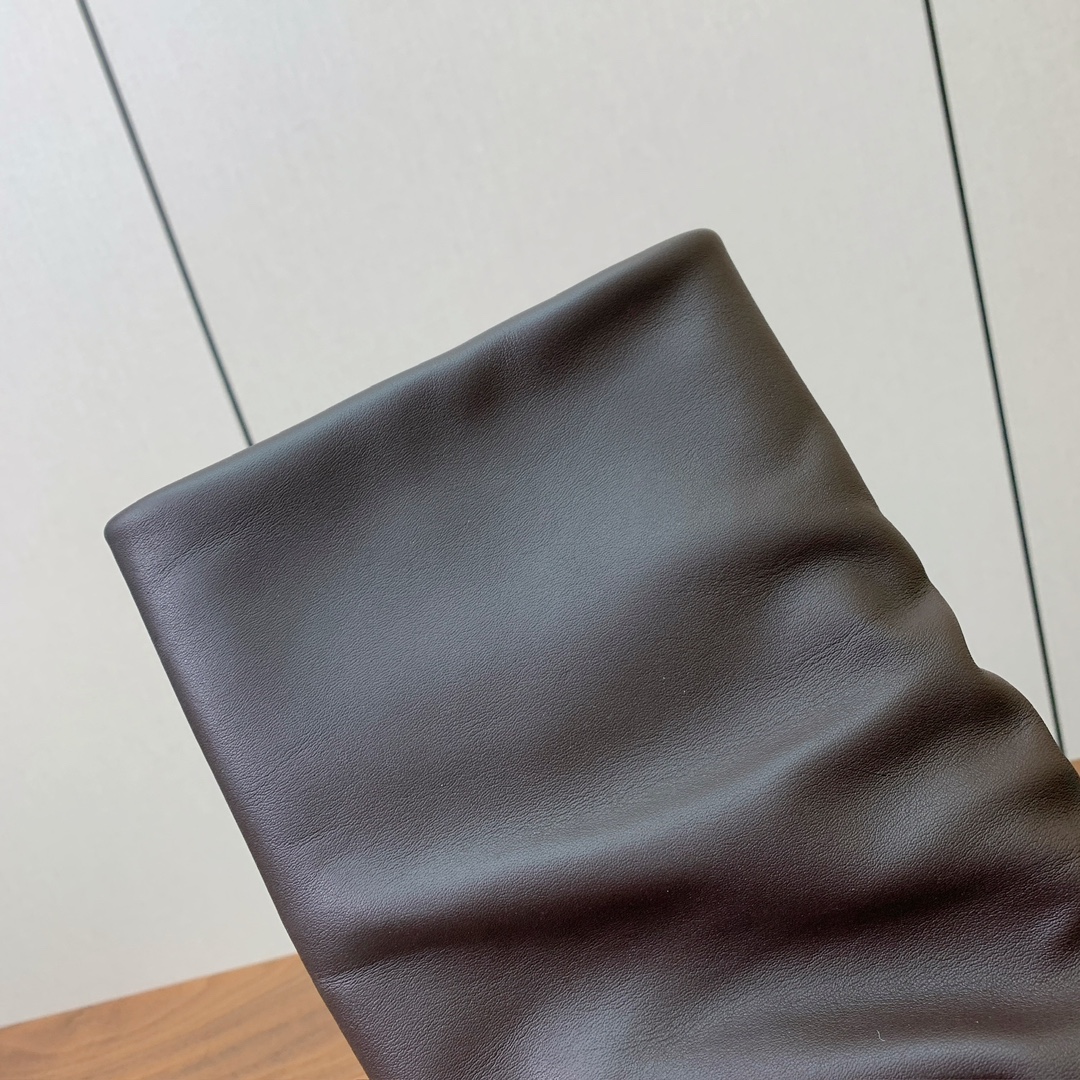 【The Attico】新品长靴。视觉盛宴、性感自由气质。面料牛皮，牛皮内里。真皮大底。跟高9.5cm码