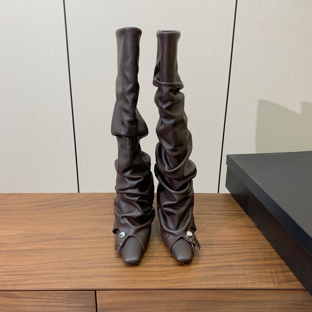 【The Attico】新品长靴。视觉盛宴、性感自由气质。面料牛皮，牛皮内里。真皮大底。跟高9.5cm码