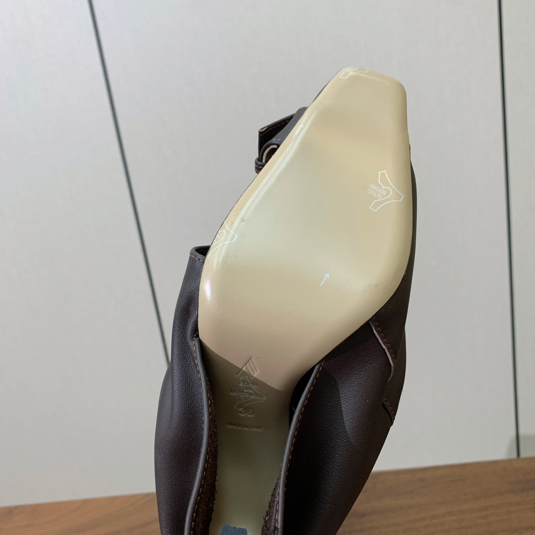 【The Attico】新品长靴。视觉盛宴、性感自由气质。面料牛皮，牛皮内里。真皮大底。跟高9.5cm码