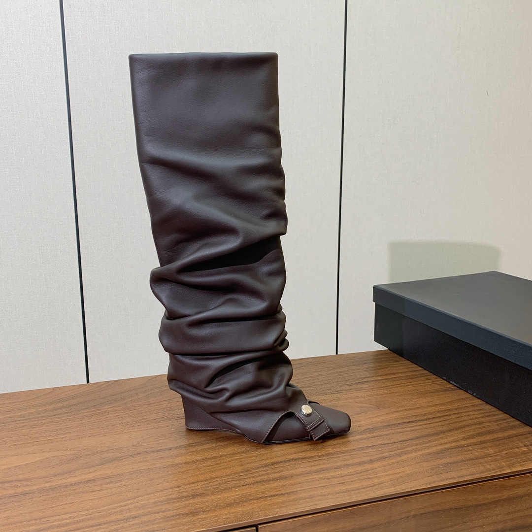 【The Attico】新品长靴。视觉盛宴、性感自由气质。面料牛皮，牛皮内里。真皮大底。跟高9.5cm码