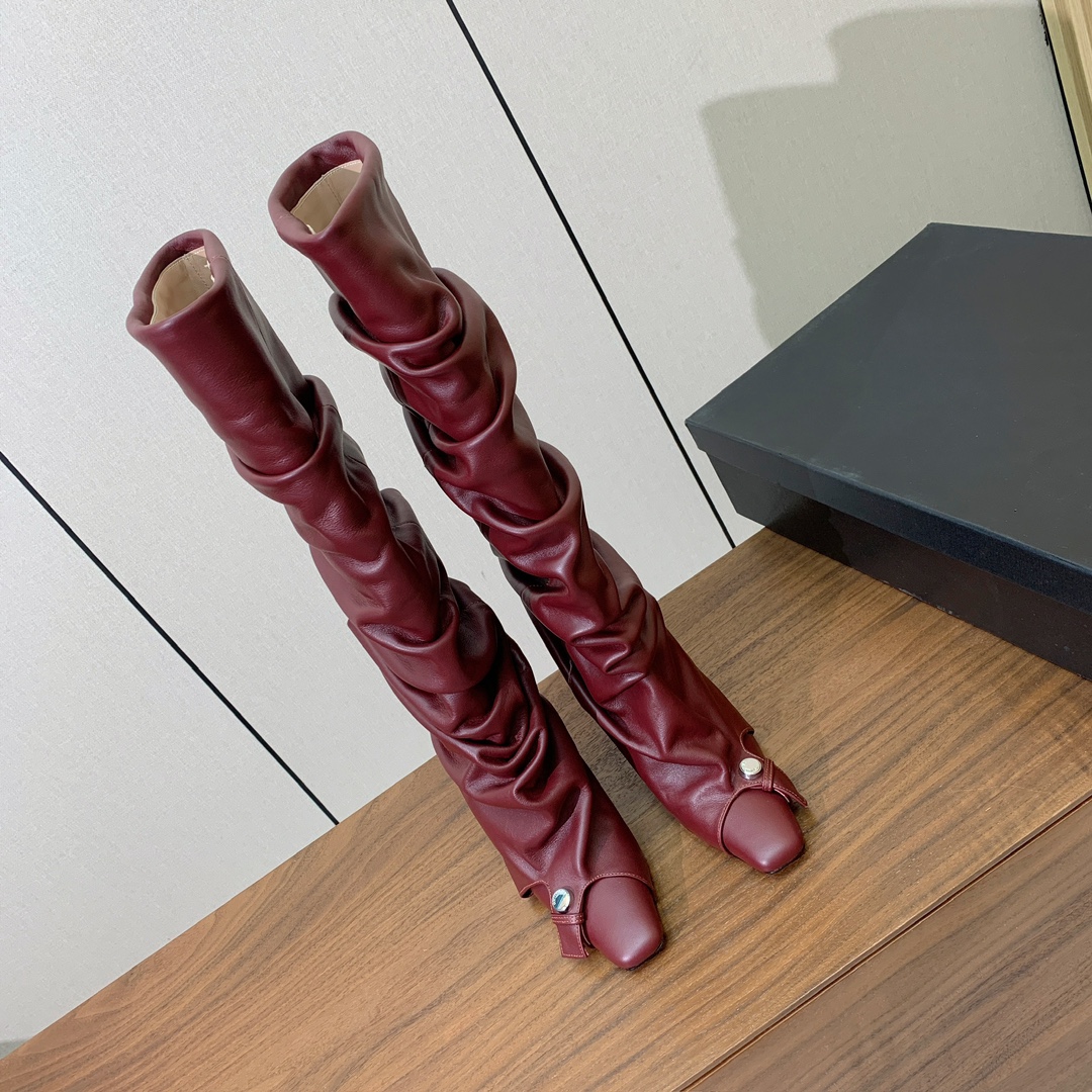 【The Attico】新品长靴。视觉盛宴、性感自由气质。面料牛皮，牛皮内里。真皮大底。跟高9.5cm码