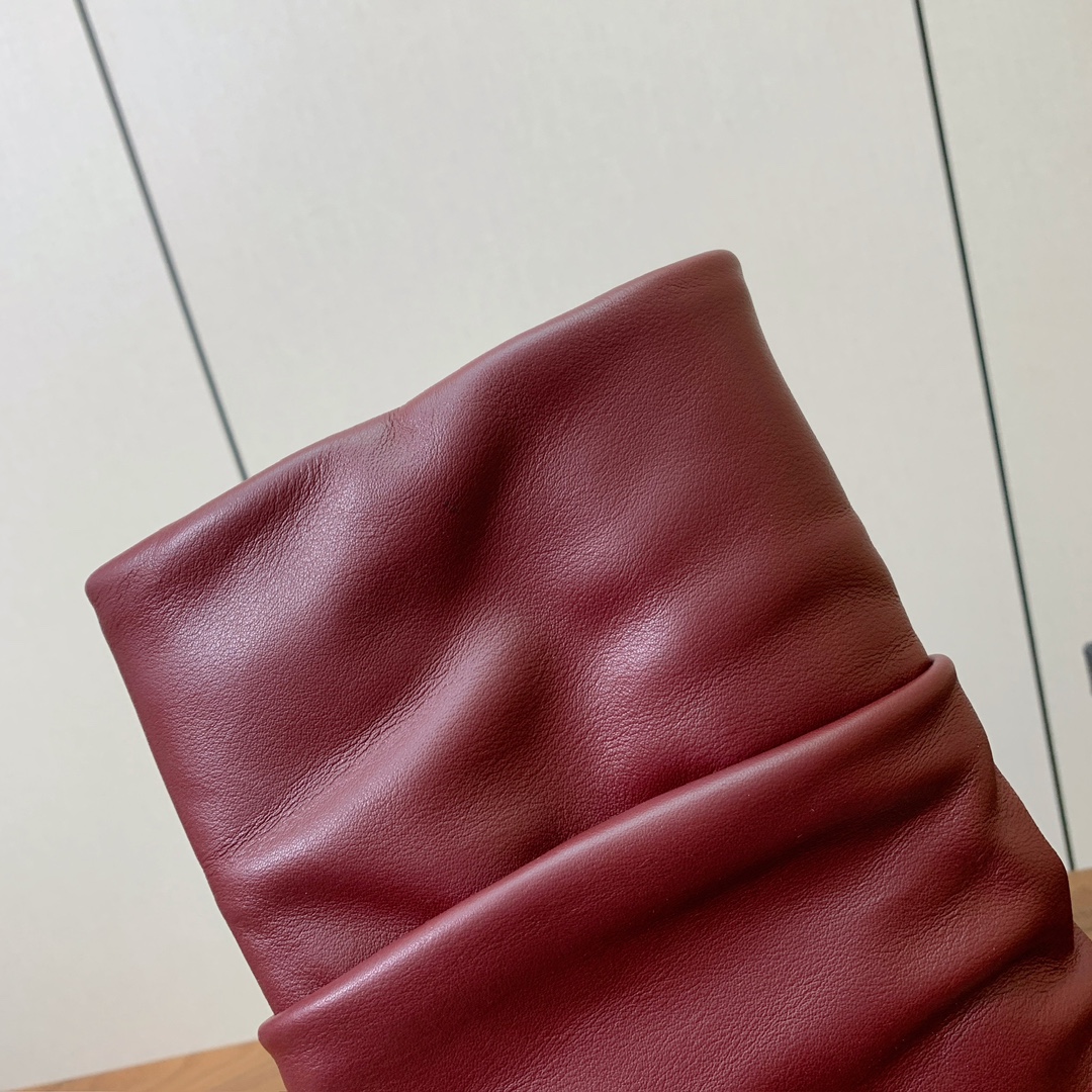 【The Attico】新品长靴。视觉盛宴、性感自由气质。面料牛皮，牛皮内里。真皮大底。跟高9.5cm码