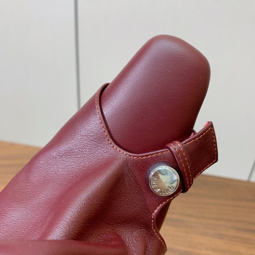 【The Attico】新品长靴。视觉盛宴、性感自由气质。面料牛皮，牛皮内里。真皮大底。跟高9.5cm码