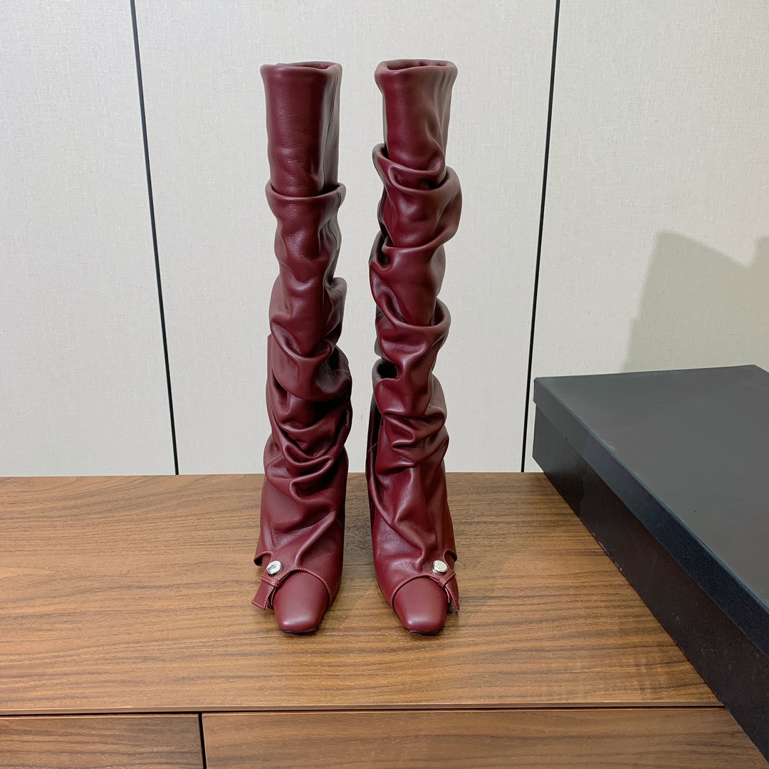 【The Attico】新品长靴。视觉盛宴、性感自由气质。面料牛皮，牛皮内里。真皮大底。跟高9.5cm码