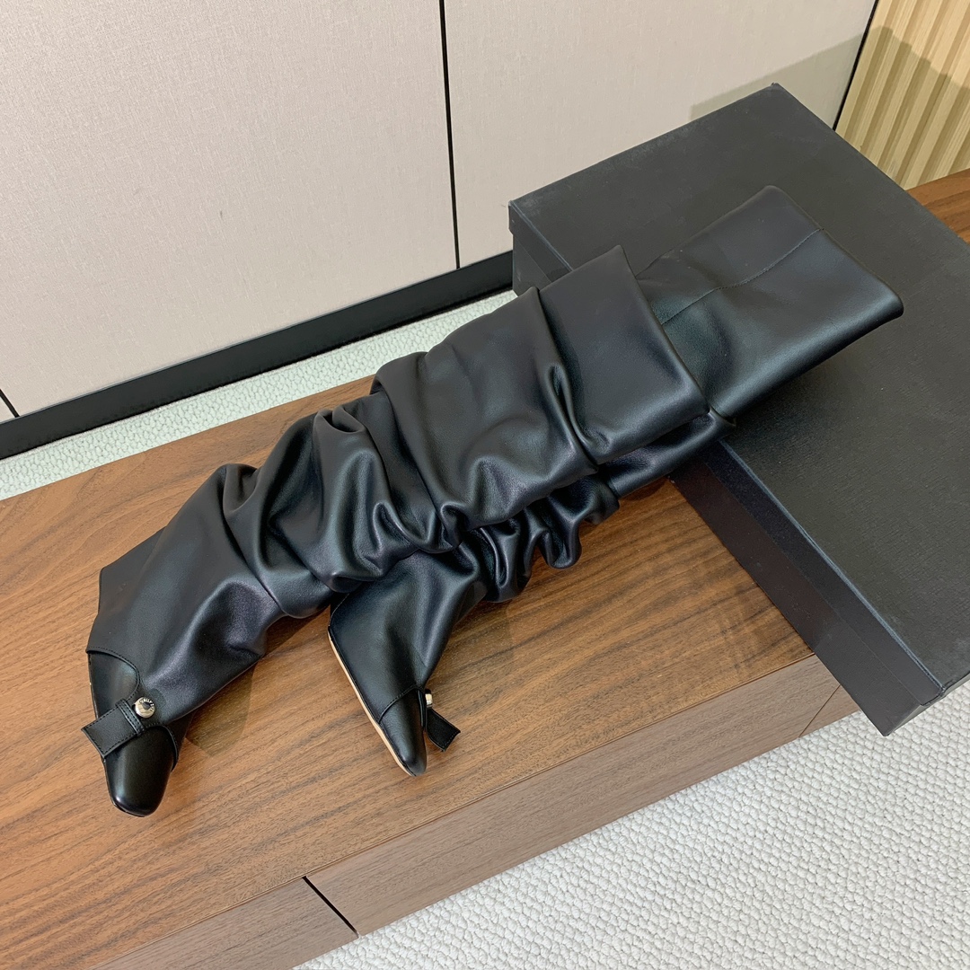 【The Attico】新品长靴。视觉盛宴、性感自由气质。面料牛皮，牛皮内里。真皮大底。跟高9.5cm码