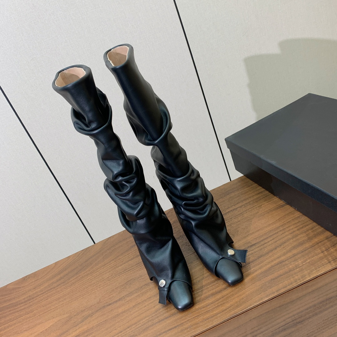 【The Attico】新品长靴。视觉盛宴、性感自由气质。面料牛皮，牛皮内里。真皮大底。跟高9.5cm码