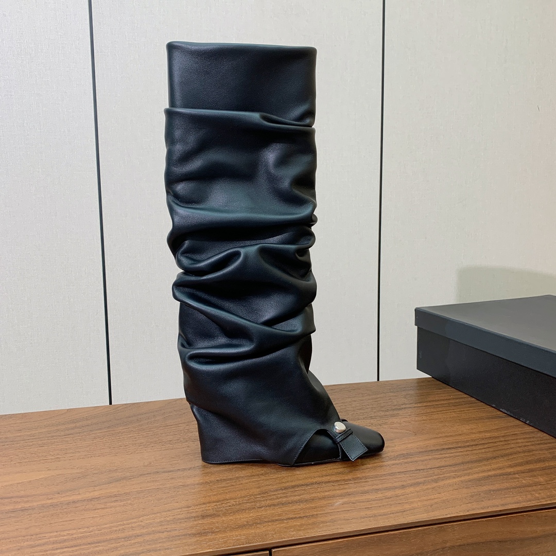 【The Attico】新品长靴。视觉盛宴、性感自由气质。面料牛皮，牛皮内里。真皮大底。跟高9.5cm码