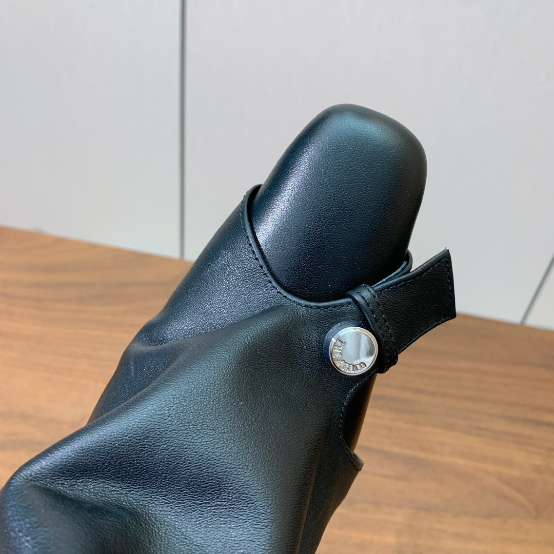 【The Attico】新品长靴。视觉盛宴、性感自由气质。面料牛皮，牛皮内里。真皮大底。跟高9.5cm码