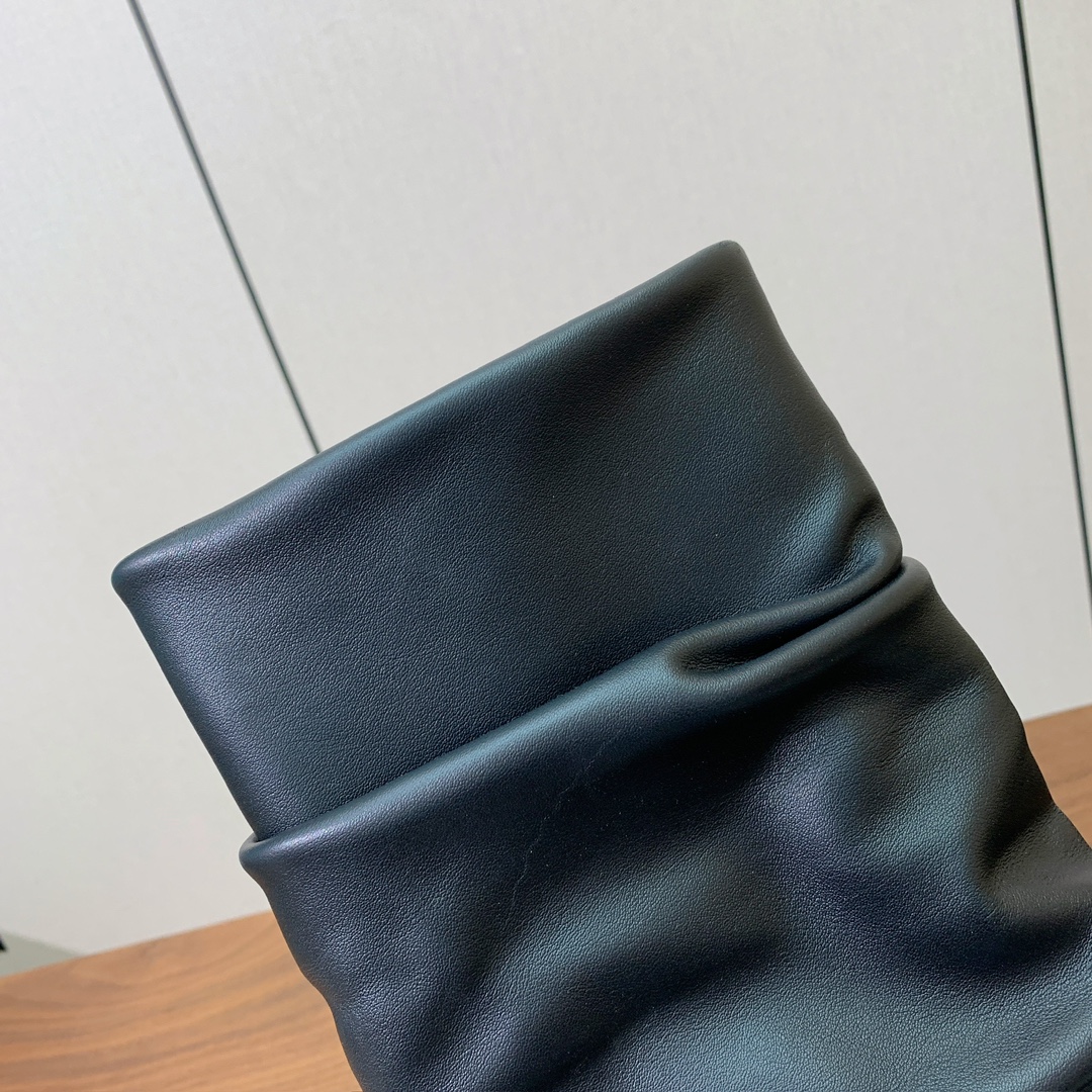 【The Attico】新品长靴。视觉盛宴、性感自由气质。面料牛皮，牛皮内里。真皮大底。跟高9.5cm码