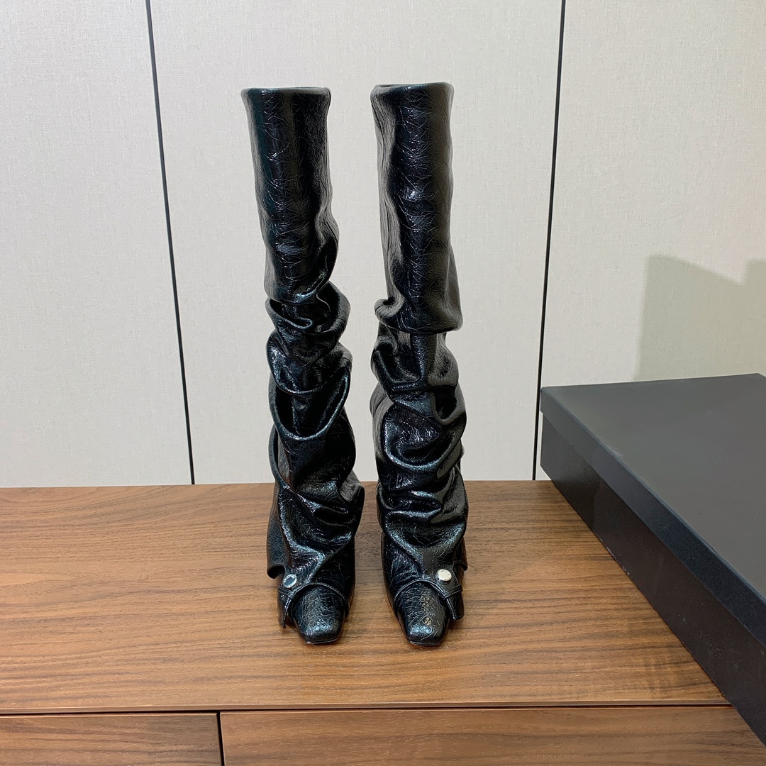 【The Attico】新品长靴。视觉盛宴、性感自由气质。面料牛皮，牛皮内里。真皮大底。跟高9.5cm码