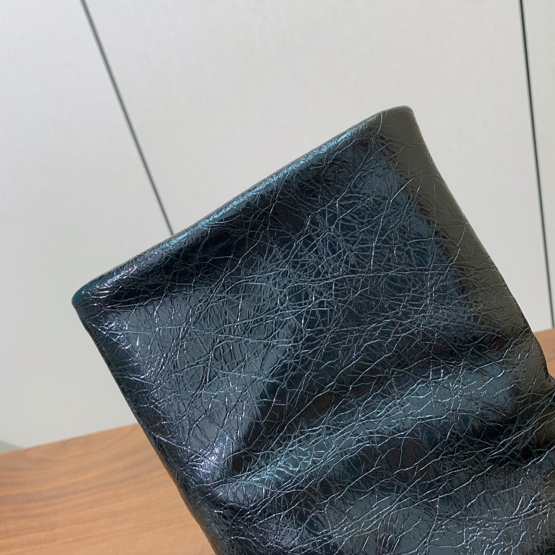 【The Attico】新品长靴。视觉盛宴、性感自由气质。面料牛皮，牛皮内里。真皮大底。跟高9.5cm码