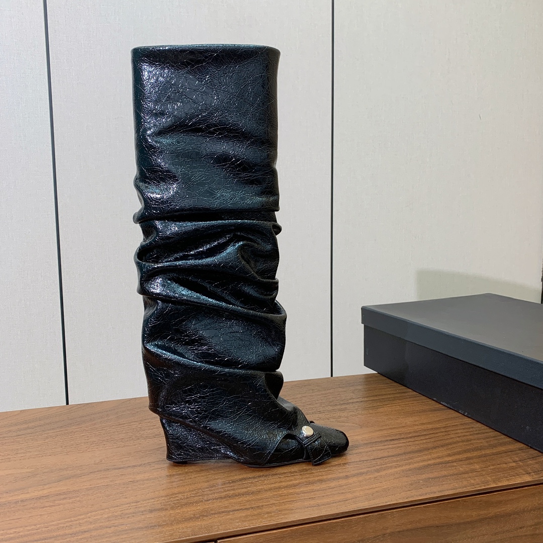 【The Attico】新品长靴。视觉盛宴、性感自由气质。面料牛皮，牛皮内里。真皮大底。跟高9.5cm码