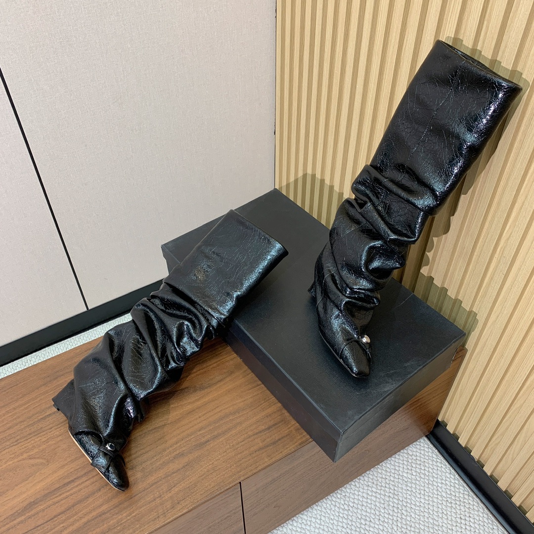 【The Attico】新品长靴。视觉盛宴、性感自由气质。面料牛皮，牛皮内里。真皮大底。跟高9.5cm码