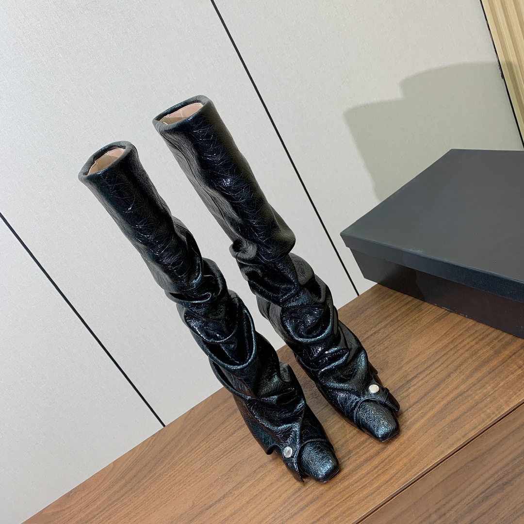 【The Attico】新品长靴。视觉盛宴、性感自由气质。面料牛皮，牛皮内里。真皮大底。跟高9.5cm码