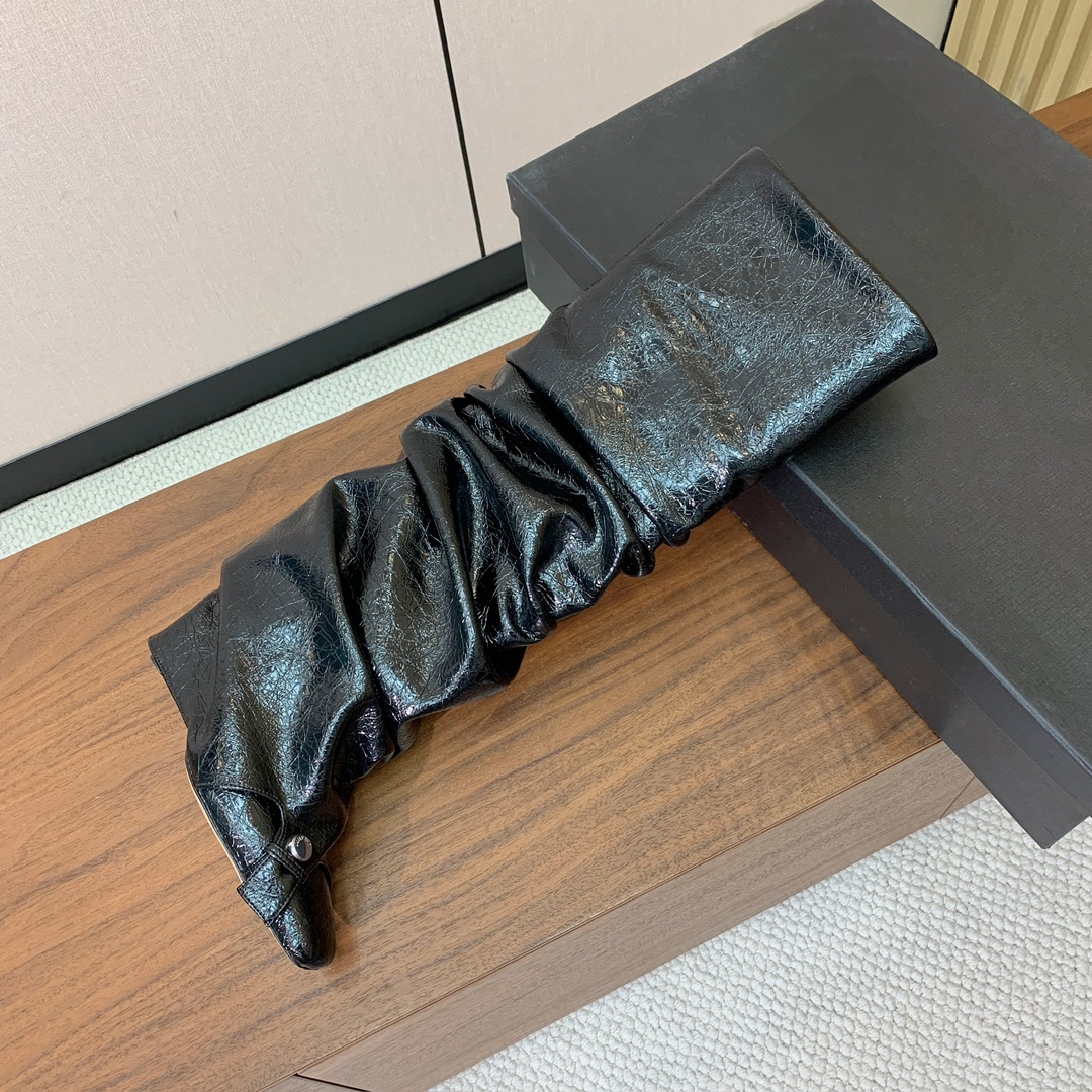 【The Attico】新品长靴。视觉盛宴、性感自由气质。面料牛皮，牛皮内里。真皮大底。跟高9.5cm码