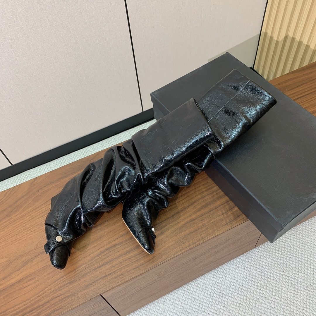 【The Attico】新品长靴。视觉盛宴、性感自由气质。面料牛皮，牛皮内里。真皮大底。跟高9.5cm码