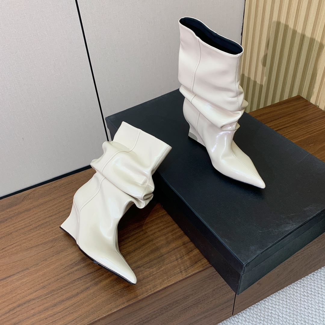 【Bal*ain】防水台堆堆短靴。愈发別致出众，无敌气场、无敌好看。材质：进口牛皮、牛皮内里及垫脚。意大