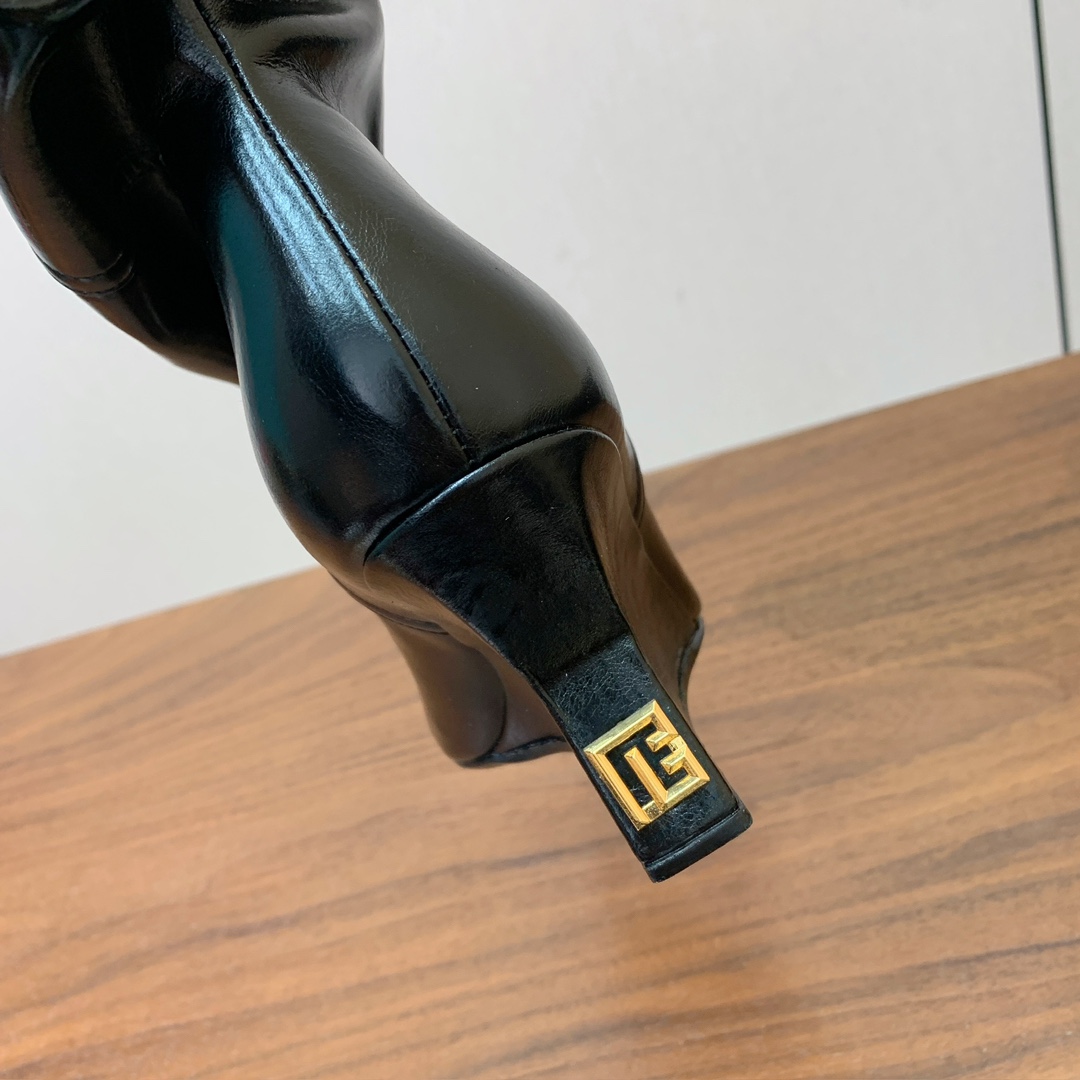 【Bal*ain】防水台堆堆短靴。愈发別致出众，无敌气场、无敌好看。材质：进口牛皮、牛皮内里及垫脚。意大