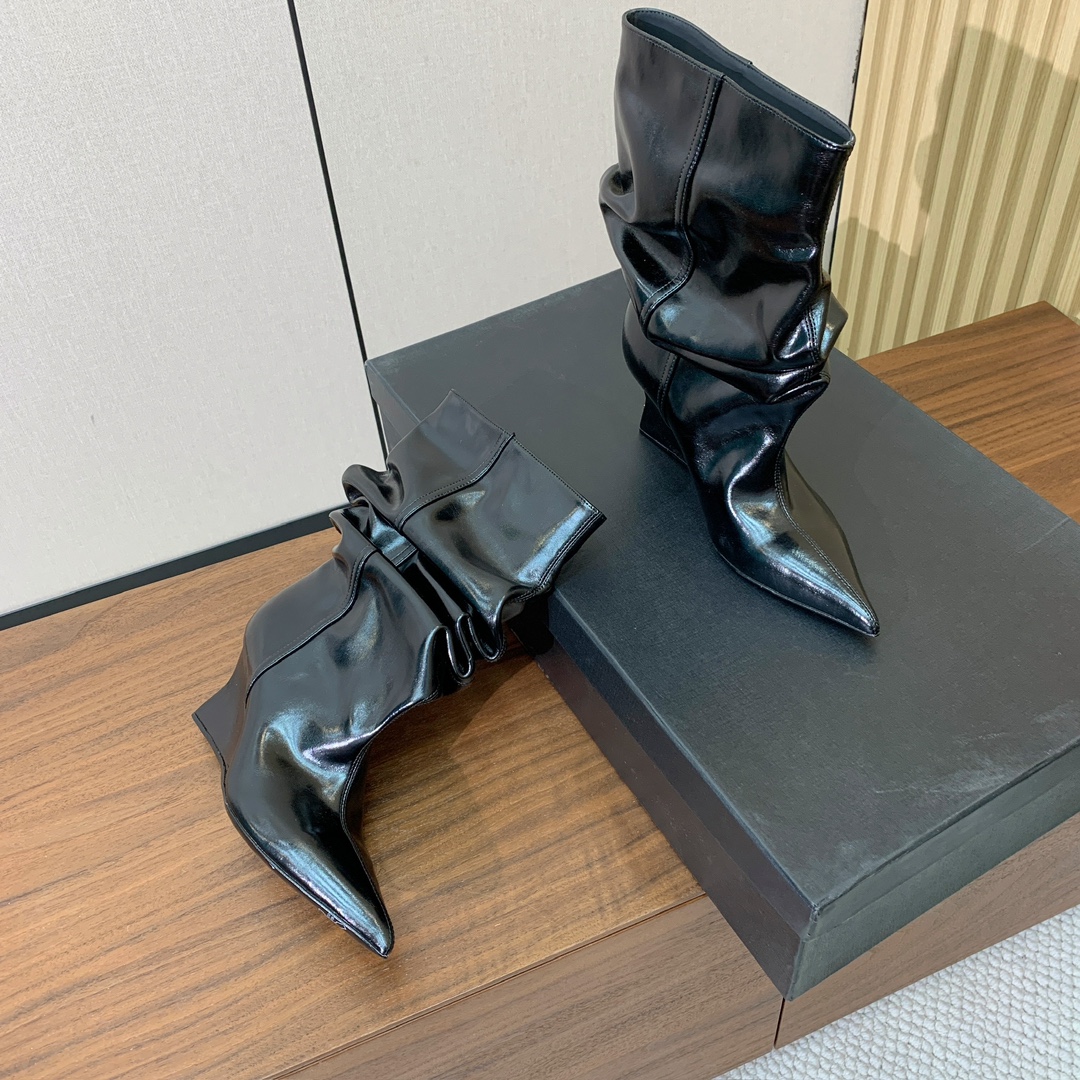 【Bal*ain】防水台堆堆短靴。愈发別致出众，无敌气场、无敌好看。材质：进口牛皮、牛皮内里及垫脚。意大