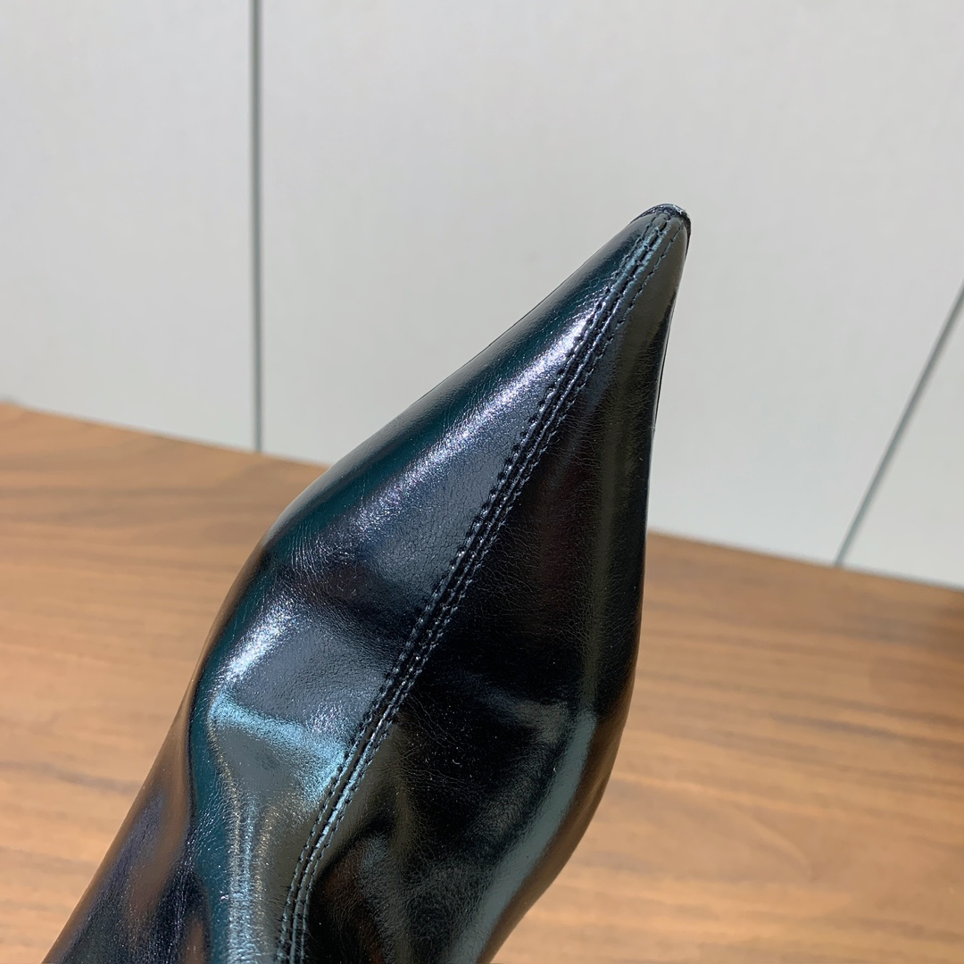 【Bal*ain】防水台堆堆短靴。愈发別致出众，无敌气场、无敌好看。材质：进口牛皮、牛皮内里及垫脚。意大