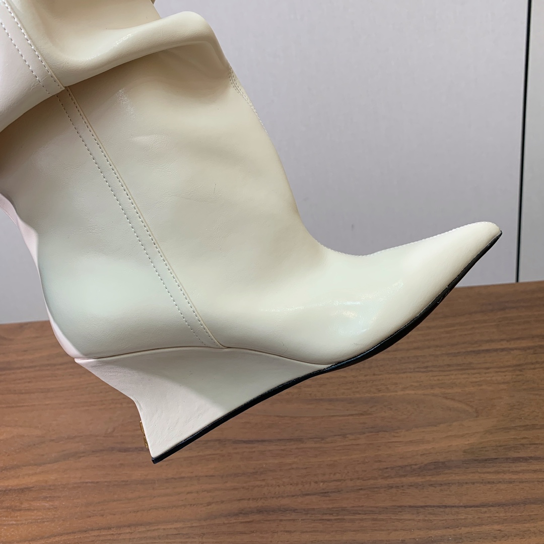 【Bal*ain】防水台堆堆长靴。愈发別致出众，无敌气场、无敌好看。材质：进口牛皮、牛皮内里及垫脚。意大